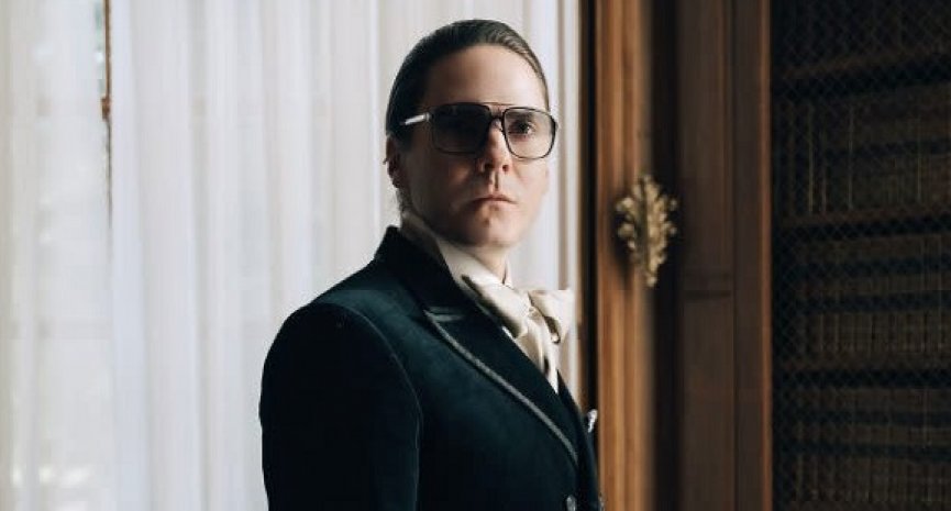影集《Becoming Karl Lagerfeld》坎城首映！丹尼爾布爾化身「老佛爺」獲觀眾讚賞